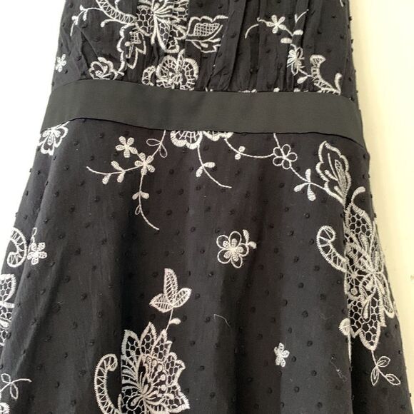 Rare Editions black dress with white embroidered flowers. Tie back. Size 14 - Picture 2 of 10